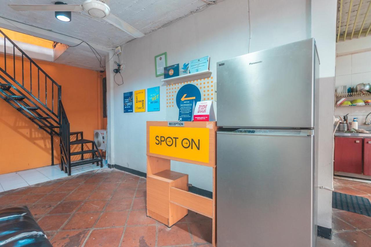 Spot On 2033 Kayumanis Homestay Syariah Jacarta Exterior foto