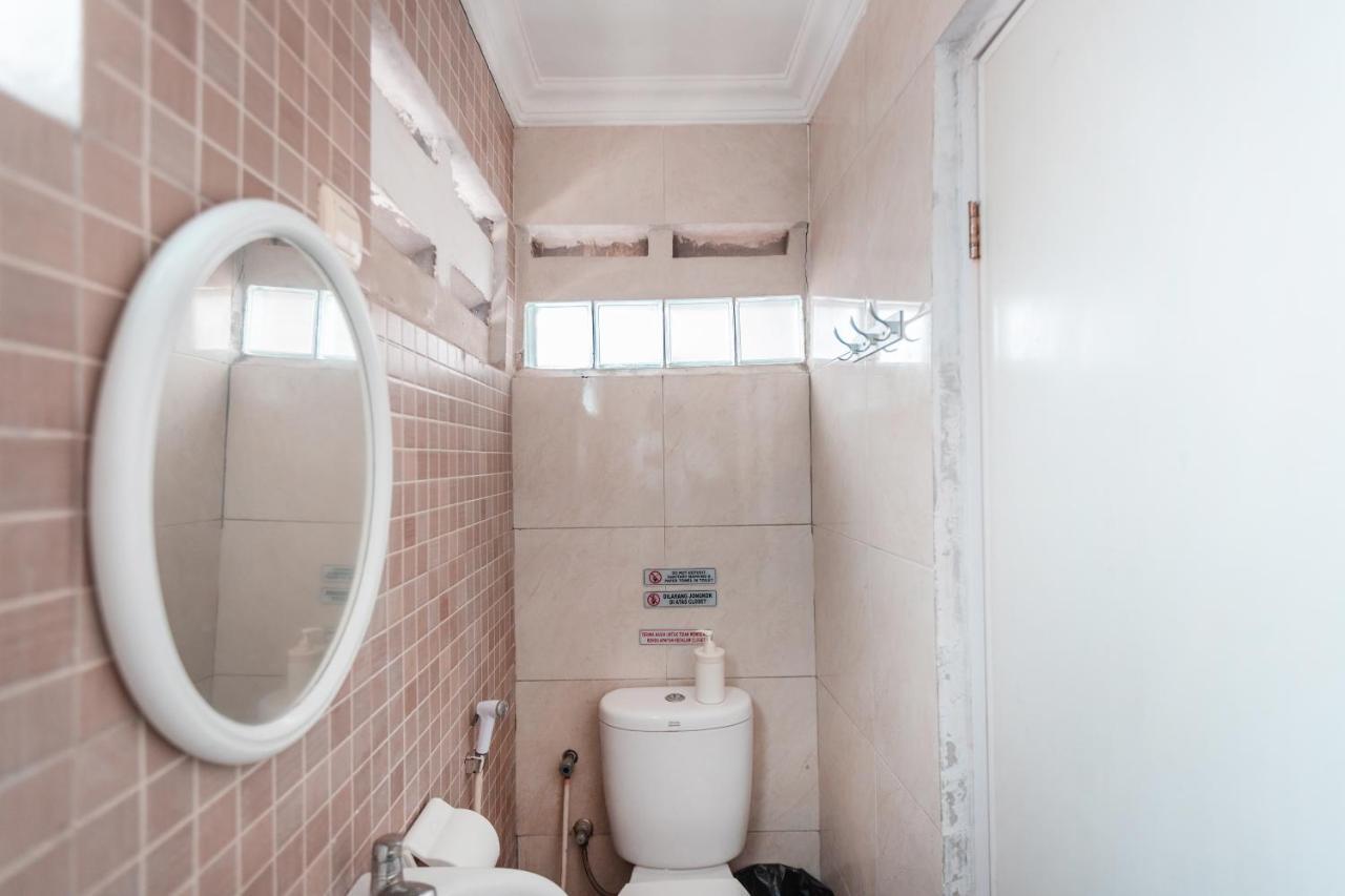 Spot On 2033 Kayumanis Homestay Syariah Jacarta Exterior foto