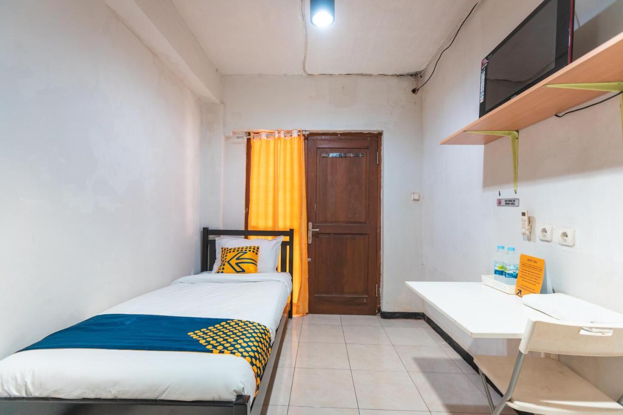 Spot On 2033 Kayumanis Homestay Syariah Jacarta Exterior foto