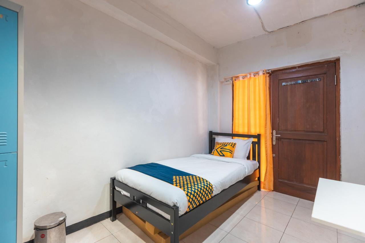 Spot On 2033 Kayumanis Homestay Syariah Jacarta Exterior foto